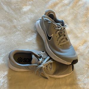 Nike Starrunner sneakers. Grey. Size 3.5Y
